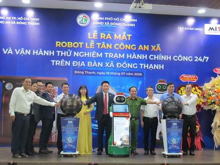 Nghi thức chạm tay vào biểu tượng mô hình Robot Lễ tân Công an xã