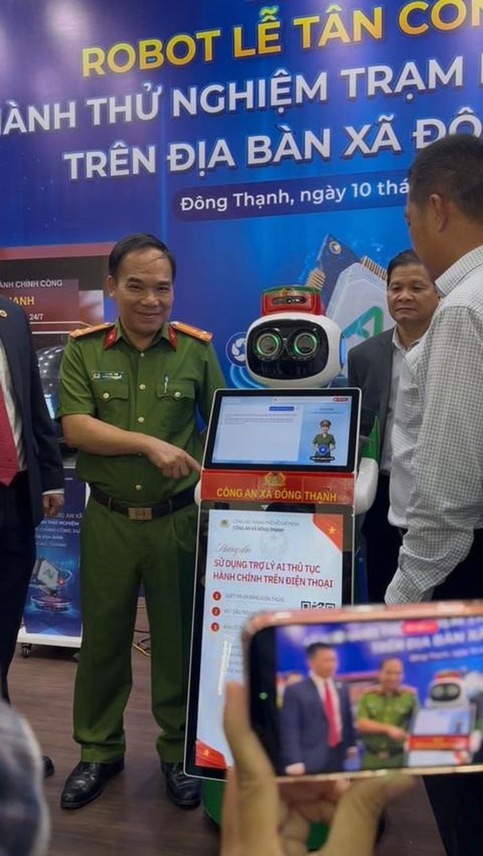  Thượng tá Lê Đức Túy- Trưởng Công an xã Đông Thạnh thao tác vận hành, sử dụng Robot Lễ tân Công an xã vào công tác tiếp dân, giải quyết thủ tục hành chính công.
