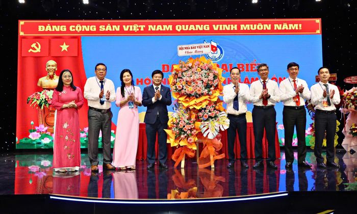 Ông Trần Trọng Dũng - Phó Chủ tịch Hội Nhà báo Việt Nam tặng hoa chúc mừng Đại hội Hội Nhà báo tỉnh Lâm Đồng nhiệm kỳ 2026-2031