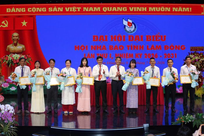 Lãnh đạo Hội Nhà báo tỉnh Lâm Đồng tặng hoa, khen thưởng các hội viên nhiệm kỳ 2021-2026 đạt thành tích xuất sắc