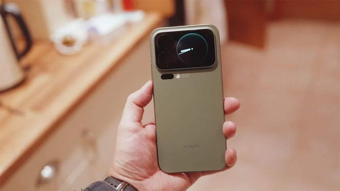 Thiết kế mặt lưng của nguyên mẫu Xiaomi 18 Pro với cụm camera cỡ lớn, màn hình phụ phía sau và hệ thống camera được đồn đoán gồm cảm biến chính 200 MP cùng camera tiềm vọng 200 MP. Ảnh minh họa.