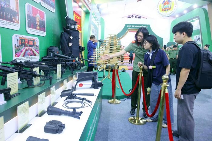 Người dân hào hứng tham quan các không gian triển lãm của lực lượng An ninh nhân dân.