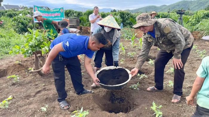  Hội Nông dân xã Dray Bhăng hỗ trợ cây giống, phân bón cho hộ tham gia mô hình. 