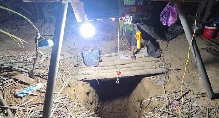  Các hố được đào sâu khoảng 5 - 10m ghi nhận tại hiện trường khai thác vàng trái phép.