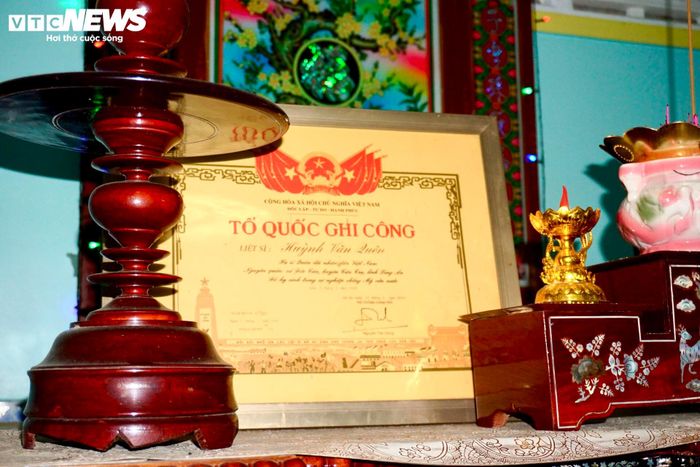 Bằng Tổ quốc ghi công của liệt sĩ Huỳnh Văn Quên.