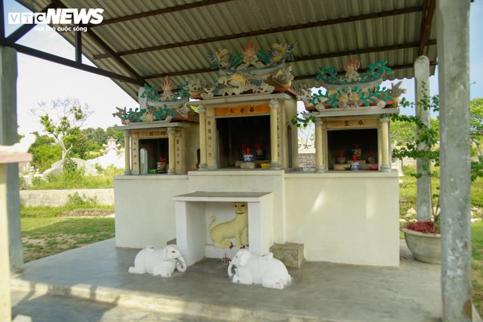 Đến năm 1835, sau khi xây dựng đàn Nam Giao và lăng Gia Long, nhiều mộ vô chủ tiếp tục được dời về đây, tạo thành thêm hai cồn mồ lớn, khi đó vua Minh Mạng lập bàn thờ giữa trời (đàn) ở “Cồn mồ 8 làng” để triều đình hằng năm cúng tế. Sau đó dựng thêm hai đàn nữa để cúng tế, dân gian gọi chung là “Ba đàn” và theo thời gian cái tên gọi “Ba Đồn” cũng bắt nguồn từ đó.