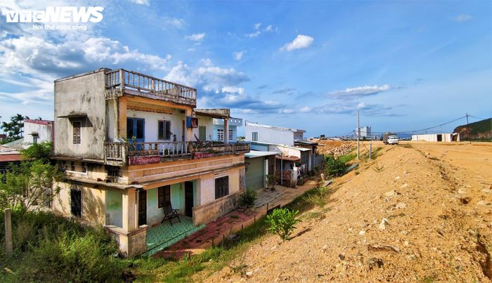 Dù Ban Quản lý Dự án các công trình Giao thông và Dân dụng tỉnh Gia Lai nhiều lần kiểm tra và đánh giá thiệt hại để lên phương án bồi thường sau khi hoàn thành tuyến đường. Tuy nhiên các hộ dân bị ảnh hưởng liên tục kiến nghị giải quyết.