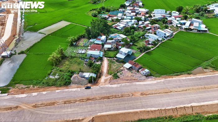 Ông Phạm Minh Quốc, Phó Giám đốc Ban Quản lý Dự án các công trình Giao thông và Dân dụng tỉnh Gia Lai cho biết, trước đó chủ đầu tư đã ghi nhận có gần 40 hộ dân bị ảnh hưởng do lu nền đường. Trong đó hơn nửa hộ dân đã nhận tiền bồi thường, số còn lại vẫn chưa nhận vì chưa đồng ý với giá trị bồi thường theo kết quả tính toán của đơn vị bảo hiểm.