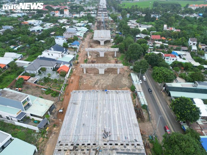Điểm nhấn của dự án là đoạn đầu tuyến dài 6,71km từ điểm cuối cao tốc đến nút giao Vũng Vằn (phường Long Điền), được xây dựng theo tiêu chuẩn đường cao tốc đô thị trên cao với tổng vốn đầu tư hơn 6.700 tỷ đồng.