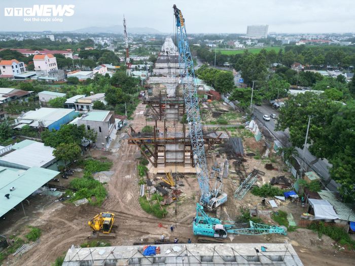 Tại khu vực nút giao Vũng Vằn, các đơn vị thi công đang đồng loạt đúc trụ, lắp dầm cầu cạn. Sau hơn một năm triển khai, hệ thống trụ cầu, dầm cầu và mặt cầu rộng gần 25m đã dần thành hình.