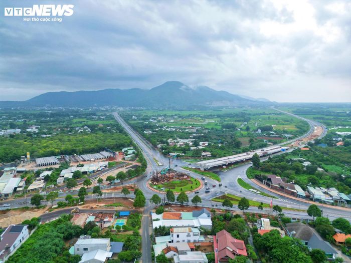 Tuyến đường có chiều dài hơn 16 km, tổng mức đầu tư khoảng 13.900 tỷ đồng, kết nối điểm cuối dự án thành phần 3 cao tốc Biên Hòa - Vũng Tàu tại vòng xoay Quốc lộ 56.