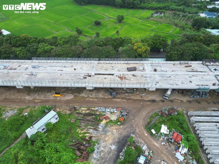 Sau hơn một năm triển khai, tuyến đường kết nối điểm cuối cao tốc Biên Hòa - Vũng Tàu với đô thị biển TP.HCM đang dần hình thành. Nhiều hạng mục cầu cạn, nền đường và cầu vượt được các nhà thầu đồng loạt thi công, tạo diện mạo rõ nét cho tuyến giao thông trọng điểm.