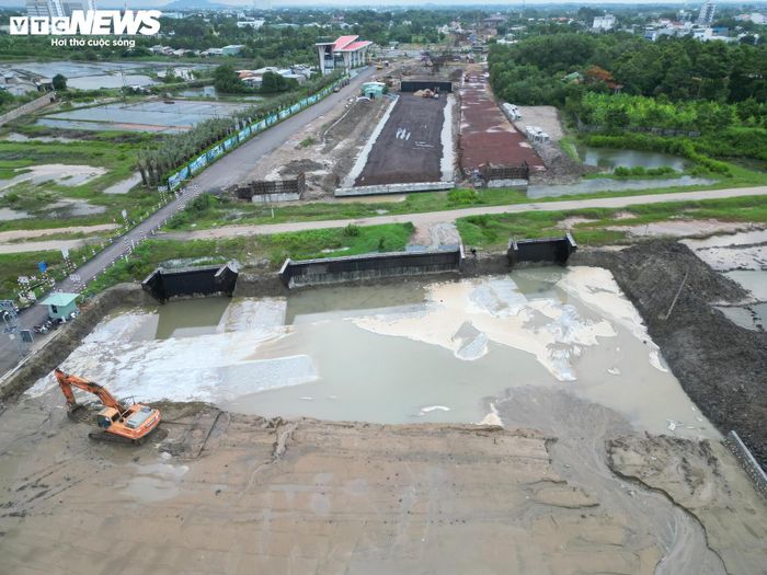 Trên tuyến, cầu Cây Khế bắc qua nhánh sông đổ ra Cửa Lấp đang được thi công các trụ cầu phía phường Phước Thắng. Bên cạnh đó, cầu Cỏ May 3 cũng sẽ được xây dựng với thiết kế vòm thép cách điệu, tạo điểm nhấn kiến trúc cho tuyến đường.