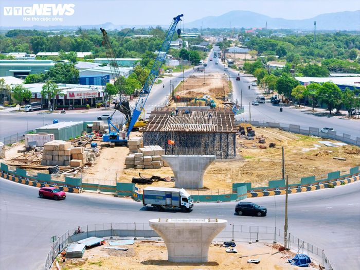 Ở đoạn cuối dự án, các đơn vị thi công đang đẩy nhanh tiến độ hoàn thiện nền đường và cầu vượt giao với đường ven biển ĐT994. Đoạn tuyến dài gần 2,9km, tổng vốn đầu tư khoảng 2.000 tỷ đồng, được xây dựng theo tiêu chuẩn đường trục chính đô thị với quy mô 6 làn xe. Các trụ cầu vượt tại nút giao vòng xoay Cửa Lấp đang dần hoàn thiện. Đây là hạng mục cuối tuyến, trực tiếp kết nối tuyến đường với trục đường 2 Tháng 9, tạo hướng lưu thông thuận lợi vào trung tâm phường Vũng Tàu.