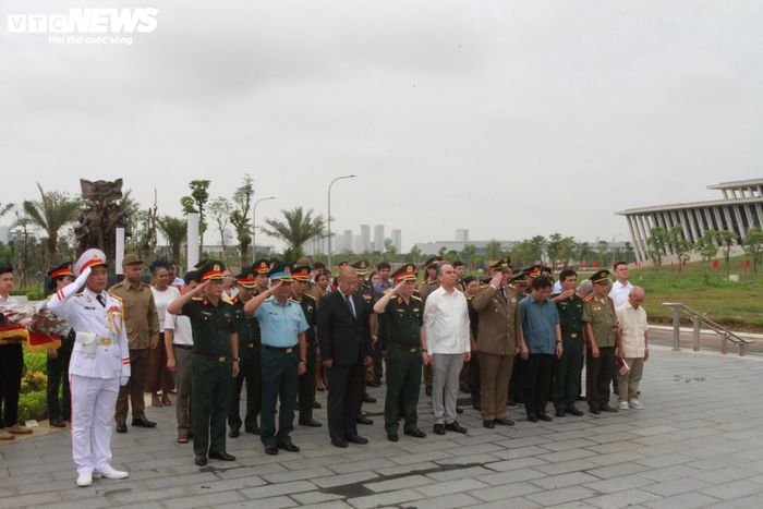 Lễ dâng hoa tại tượng đài tưởng niệm.