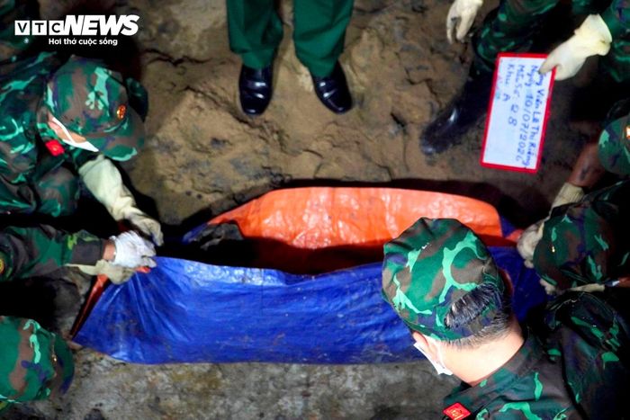 Trong ngày, lực lượng quy tập phát hiện thêm 13 bộ hài cốt và nhiều di vật, nâng tổng số hài cốt tìm thấy lên 29 bộ. Điều khiến nhiều người lặng đi không chỉ là những bộ hài cốt được đưa lên khỏi lòng đất, mà còn là những vật dụng nhỏ bé đi cùng họ sau gần sáu thập kỷ.