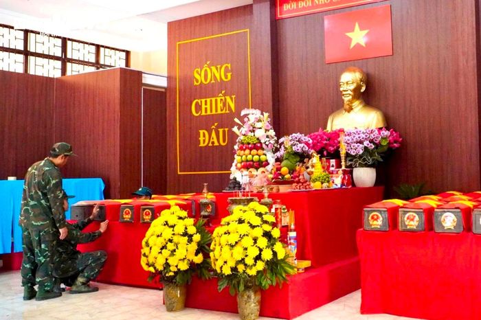 Thiếu tướng Trần Chí Tâm - Phó Chính ủy Quân khu 7 cho biết, tới thời điểm hiện tại lực lượng làm nhiệm vụ đã lấy được mẫu phẩm của 27 bộ hài cốt, chỉ còn 1 bộ chưa lấy được vì mức độ phân hủy lớn. “Chúng tôi sẽ phối hợp với một công ty tại TP.HCM, khi có mẫu phẩm thì đưa vào Ngân hàng ADN Quốc gia. Như vậy sẽ nhanh chóng tìm được rất nhiều tên cho các liệt sĩ”, ông Tâm nói.