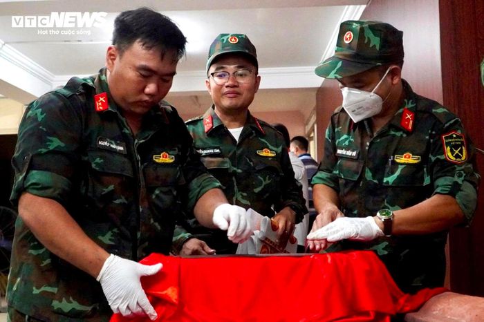 Các hài cốt sau khi được quy tập được đưa về khu vực bảo quản, phủ cờ Tổ quốc trang nghiêm trước khi thực hiện các bước giám định, lưu giữ và xác minh danh tính.