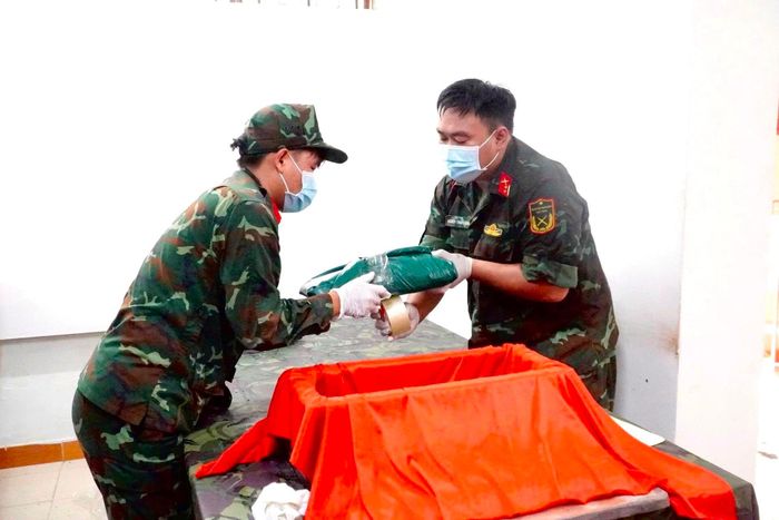 Mỗi bộ hài cốt đều được các cán bộ, chiến sĩ nâng niu, bọc cẩn thận trong vải đỏ trước khi đưa về nơi lưu giữ. Công việc được thực hiện với sự tôn kính và cẩn trọng, như một cách tri ân những người anh hùng đã hy sinh vì Tổ quốc.