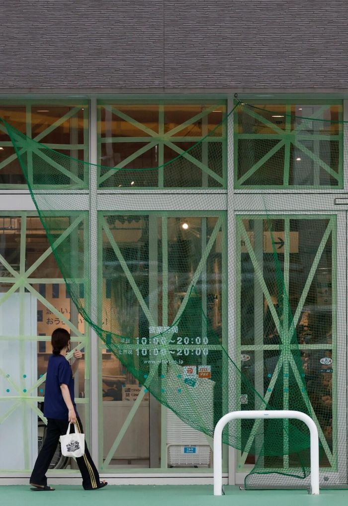 Người dân chằng chống nhà cửa và cửa hàng trước khi bão Bavi đổ bộ. (Ảnh: Reuters)