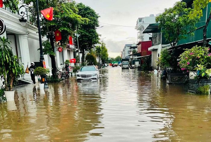 Nhiều tuyến phố Hà Nội ngập úng sau trận mưa vào chiều 9/7.