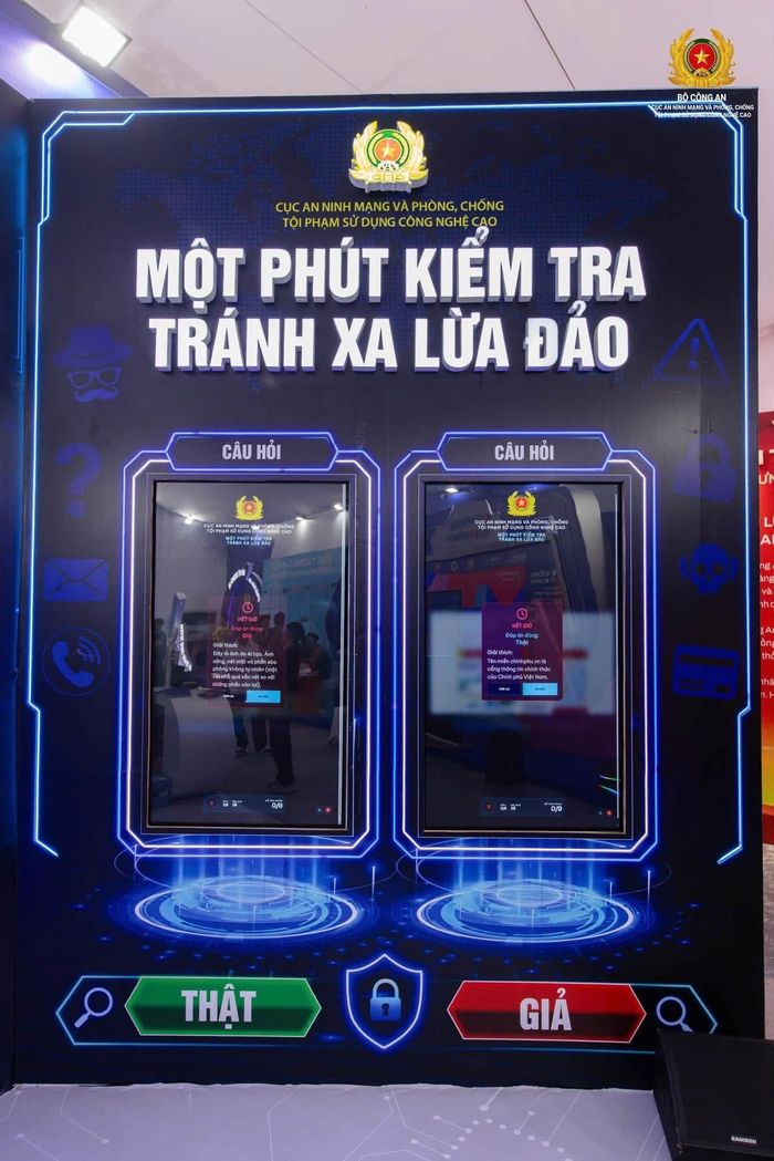 Người dân được tìm hiểu kiến thức về an ninh mạng. Ảnh: K.H