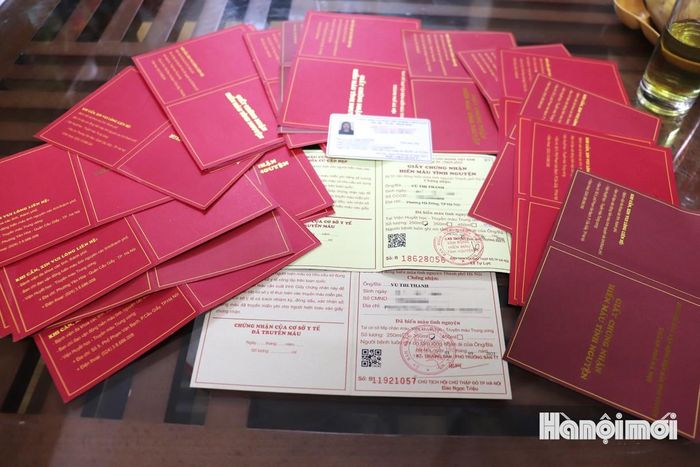 Mỗi tấm thẻ hiến máu, mỗi giấy chứng nhận đều đánh dấu một cột mốc trên hành trình cho đi của bà Vũ Thị Thanh - từ những giọt máu hồng cứu người đến quyết định hiến xác cho y học sau khi qua đời. Ảnh: Tuấn Điệp