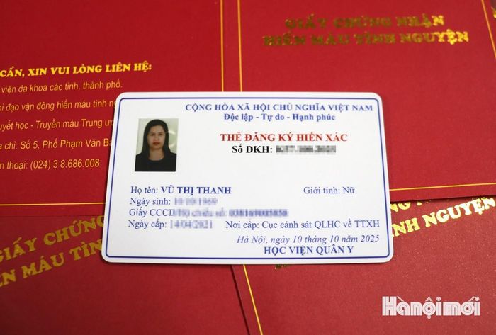 Ngày 10-10-2025, đúng dịp sinh nhật, bà Vũ Thị Thanh đăng ký hiến xác cho y học tại Học viện Quân y với mong muốn tiếp tục cống hiến cho cộng đồng ngay cả sau khi qua đời. Ảnh: Tuấn Điệp
