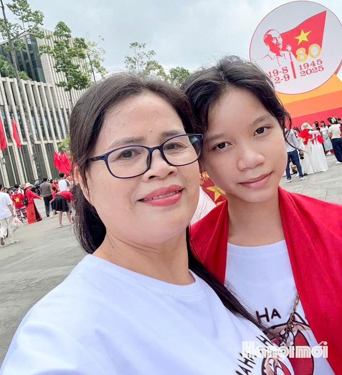 Không chỉ đồng hành cùng bà trong các hoạt động thiện nguyện, cháu gái còn là người bạn nhỏ trong những chuyến đi ý nghĩa của bà Vũ Thị Thanh. Ảnh: NVCC