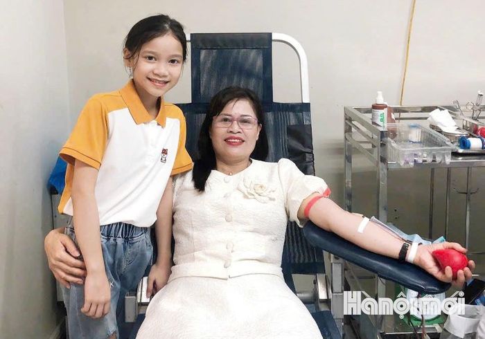Bà Vũ Thị Thanh đưa cháu gái theo trong một lần hiến tiểu cầu, mong những việc làm tử tế sẽ trở thành bài học về lòng nhân ái cho thế hệ sau. Ảnh: NVCC