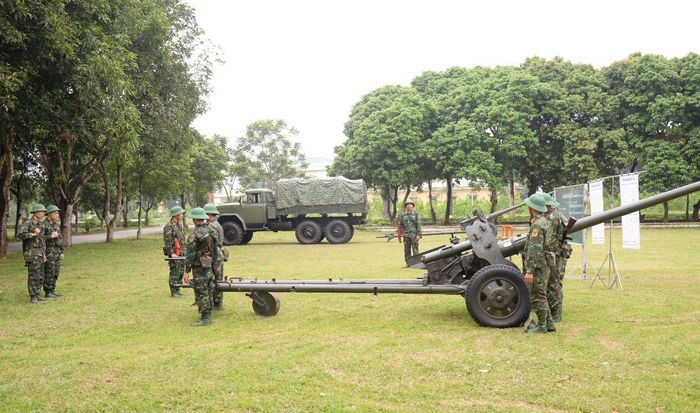 Cán bộ, chiến sĩ Trung đoàn Pháo binh 452 trong giờ huấn luyện. Ảnh: Quang Đông