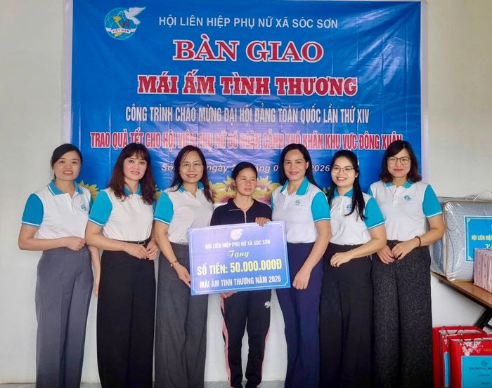 Hội Liên hiệp Phụ nữ xã Sóc Sơn trao hỗ trợ cho hội viên có hoàn cảnh khó khăn. Ảnh: Tùng Nguyễn.