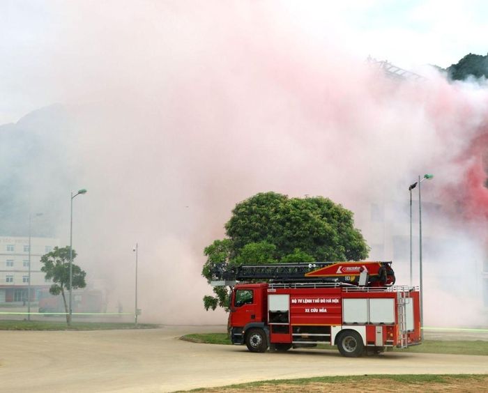 Giả định thảm họa rò rỉ phóng xạ nguy hiểm và sẵn sàng phương tiện ứng cứu. Ảnh: Phạm Luân