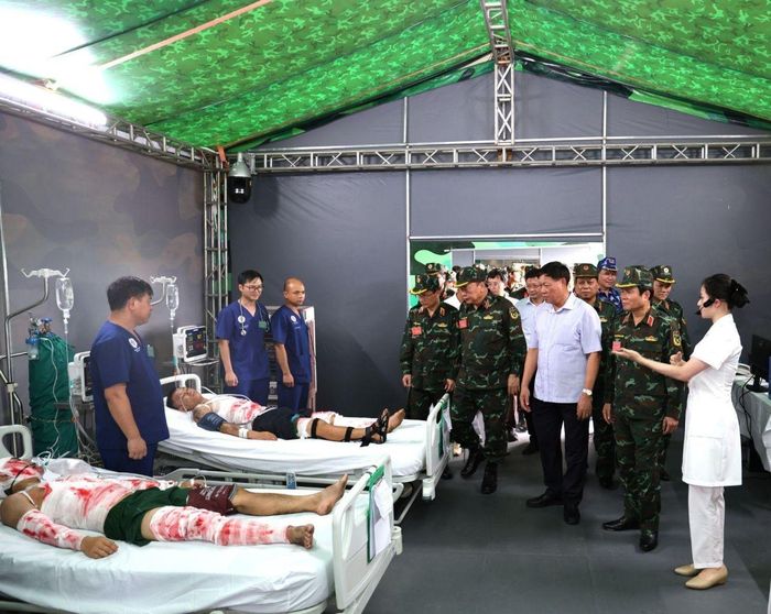 Đại biểu tham quan khu vực bố trí bệnh viện dã chiến. Ảnh: Phạm Luân