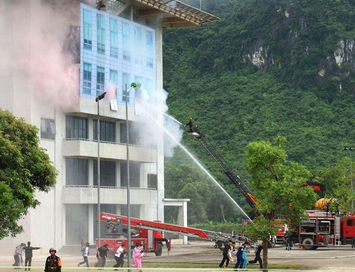 Thực hành diễn tập tình huống xảy ra sự cố cháy. Ảnh: Phạm Luân