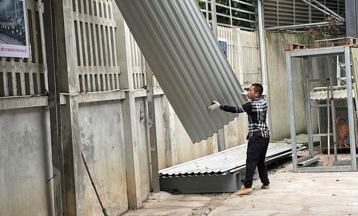 Chủ sử dụng công trình vi phạm tự nguyện tháo dỡ. Ảnh: CTV