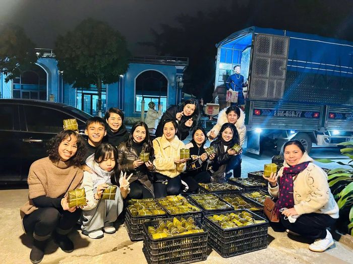 Không chỉ tâm huyết với sự nghiệp giáo dục, cô Đỗ Thị Hằng còn tích cực tham gia các hoạt động thiện nguyện. Ảnh: PV