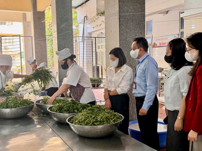 Đoàn kiểm tra liên ngành của Sở Nông nghiệp và Môi trường Hà Nội kiểm tra bếp ăn tập thể ở trường tiểu học Văn Yên (phường Hà Đông). Ảnh: Hương Giang