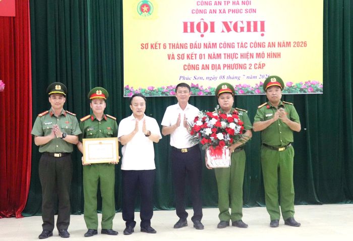 Lãnh đạo xã Phúc Sơn khen thưởng tập thể, cá nhân lực lượng Công an xã có thành tích trong thực hiện mô hình công an địa phương hai cấp. Ảnh: Hồng Nguyên