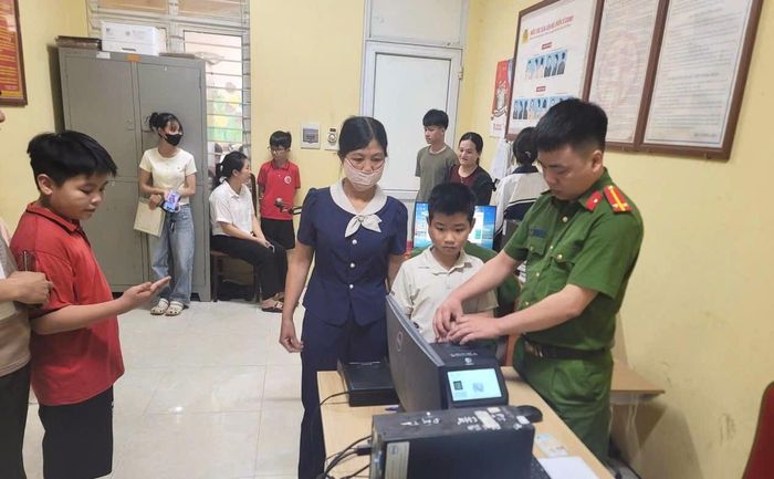 Công an xã Phúc Sơn hỗ trợ người dân làm căn cước công dân. Ảnh: Nguyễn Hồng