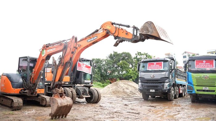 Lãnh đạo xã Hoài Đức yêu cầu đơn vị thi công phải huy động đầy đủ nhân lực, máy móc, tổ chức thi công khoa học, bảo đảm tiến độ, chất lượng, tuyệt đối an toàn lao động, vệ sinh môi trường. Ảnh: HĐ