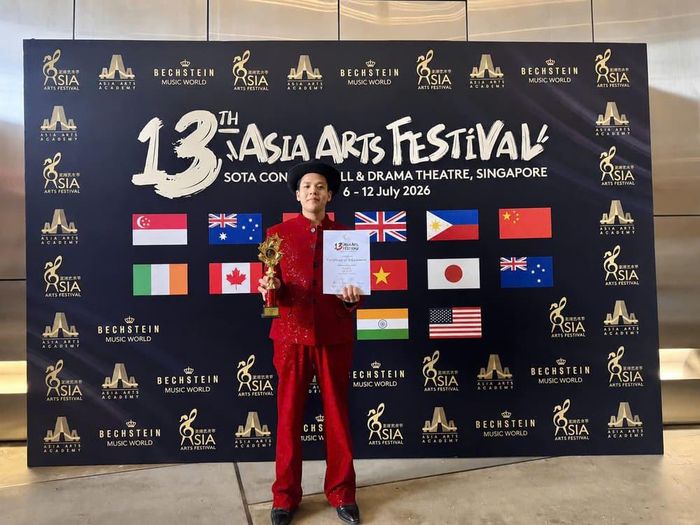Chàng trai 20 tuổi Đặng Công Danh vừa giành Huy chương Vàng tại Asia Arts Festival tổ chức ở Singapore. Ảnh: NVCC