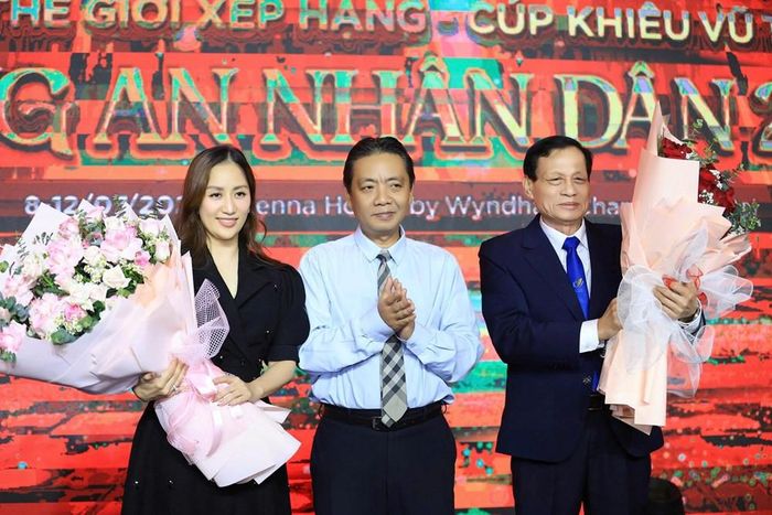Thứ trưởng Hoàng Đạo Cương tặng hoa, chúc mừng Ban Tổ chức. Ảnh: BTC