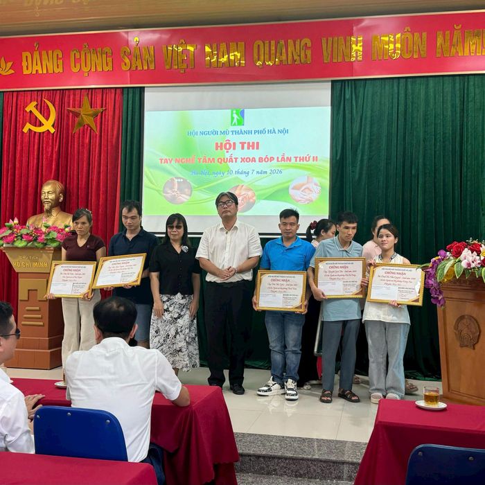 Phó Giám đốc Trung tâm Giáo dục nghề nghiệp của Hội Nguyễn Trung Thái trao Giải Khuyến khích. Ảnh: Mai Hoa