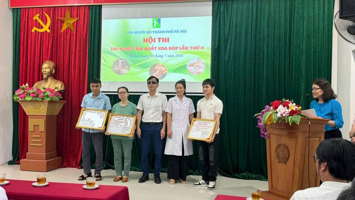 Ông Nguyễn Huy Việt, Phó Chủ tịch Hội Người mù thành phố Hà Nội trao giải Ba. Ảnh: Mai Hoa