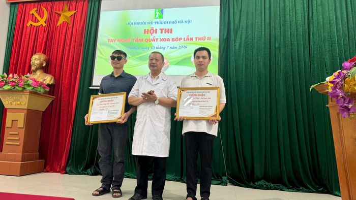 Bác sĩ Nguyễn Hồng Minh, nguyên Phó Chủ tịch Thường trực Hội Đông y thành phố, Trưởng ban Giám khảo trao 2 giải Nhì. Ảnh: Mai Hoa