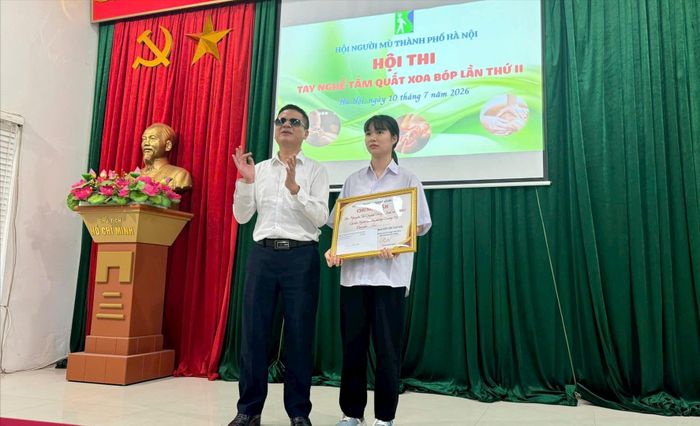 Phó Chủ tịch Phụ trách Hội Người mù Hà Nội trao giải Nhất. Ảnh: Mai Hoa
