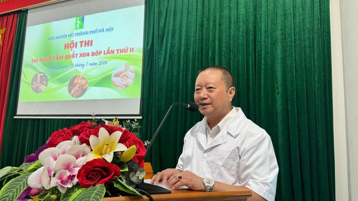 Bác sĩ Nguyễn Hồng Minh, nguyên Phó Chủ tịch Thường trực Hội Đông y thành phố, Trưởng ban Giám phát biểu tại hội thi. Ảnh: Mai Hoa