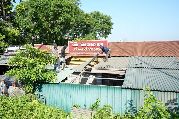 Lực lượng chức năng xã Dương Hòa tổ chức xử lý vi phạm trật tự đô thị tại khu A chợ Sấu. Ảnh: PN