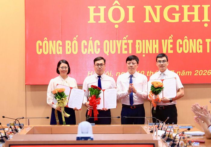 Đồng chí Đinh Quốc Hùng, Chánh Văn phòng Đoàn đại biểu Quốc hội và HĐND thành phố trao các quyết định về công tác cán bộ. Ảnh: Quang Thái